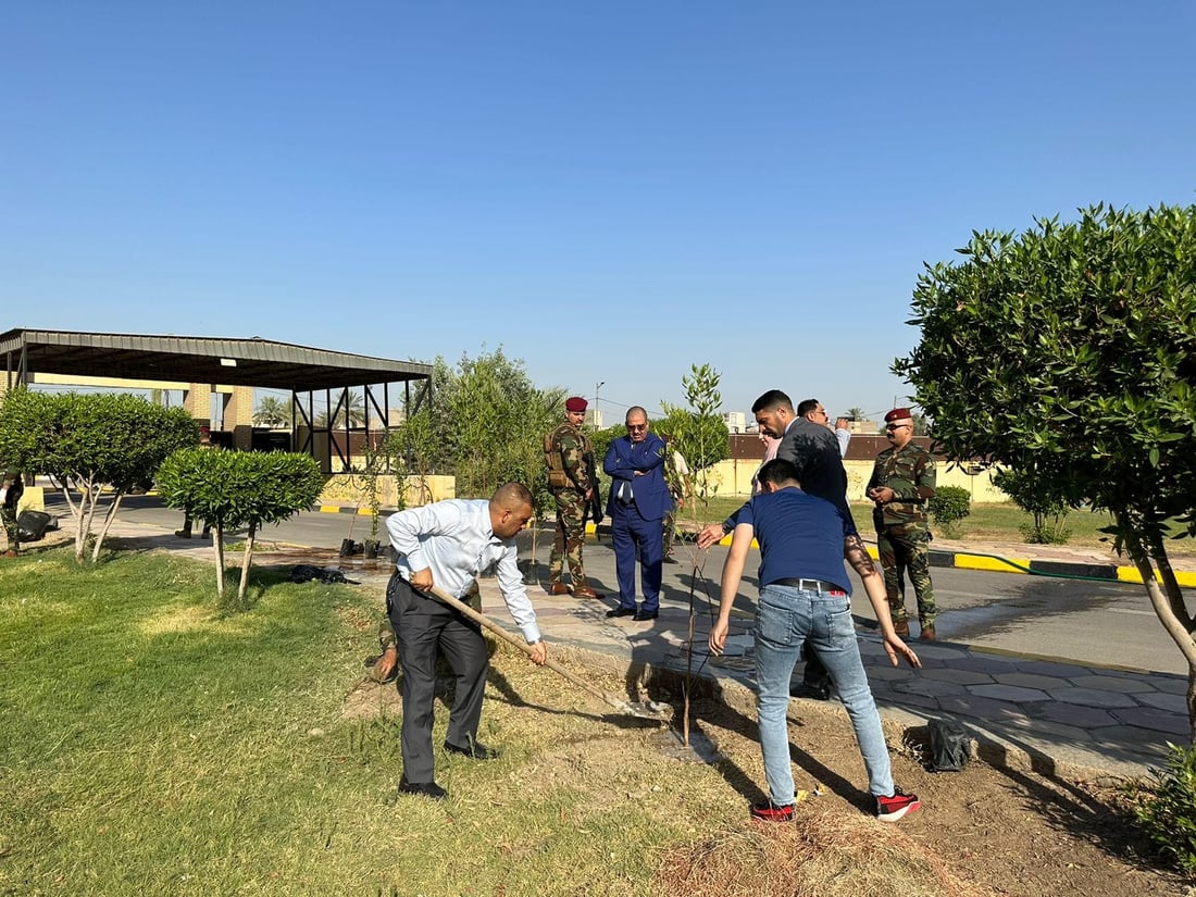 صباح نشيط في مكتب الوزير.. الموظفون زيّنوا حديقة التجارة بالشتلات والورود (صور)