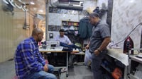 هل تعرفون محترف خياطة دشاديش في الحلة؟..اللبّاسة يسافر