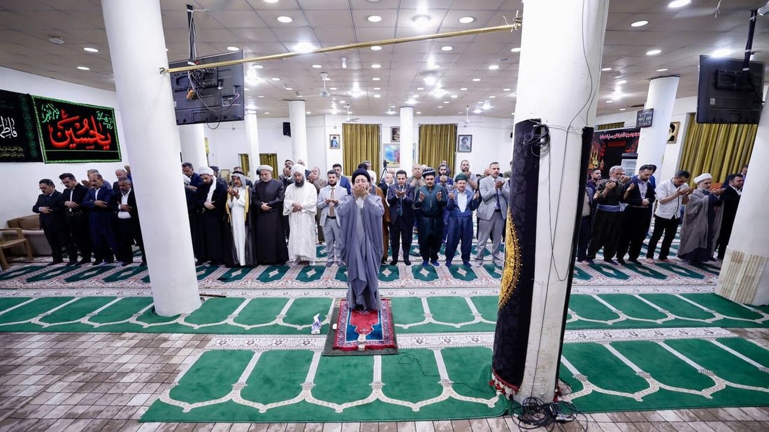 صور: عمار الحكيم إماماً للجماعة في السليمانية وخلفه قاسم الأعرجي