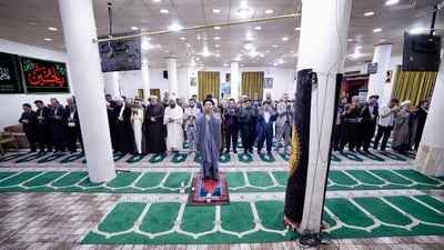 صور: عمار الحكيم إماماً للجماعة في السليمانية وخلفه قاسم الأعرجي