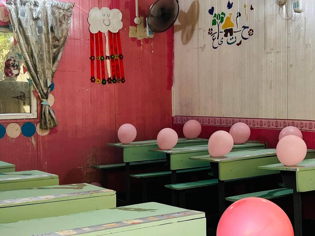 الحداد “عبد العزيز” يصلح الشبابيك والرحلات وينظف المدارس بالمجان (صور)