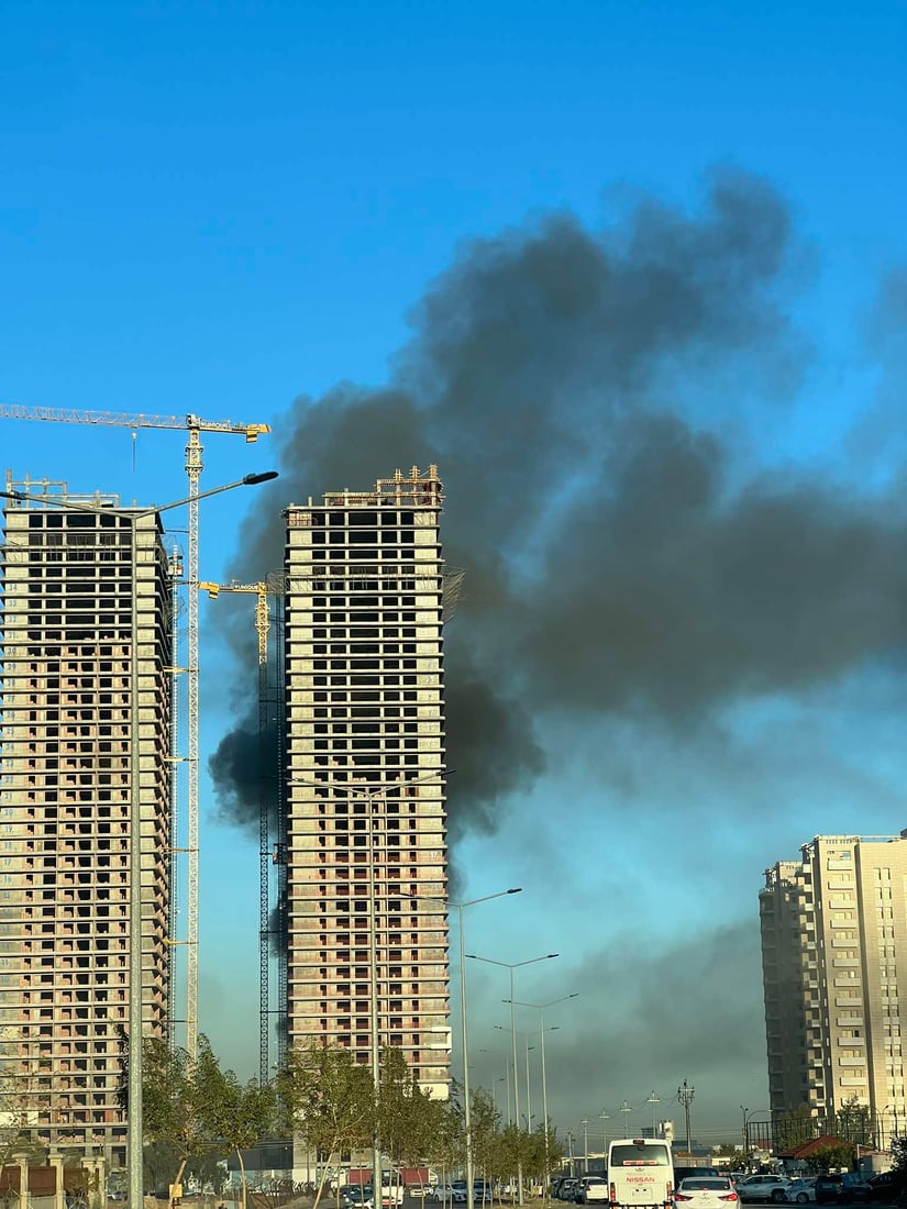 بسبب مدفأة كهربائية.. حريق يلتهم كرفانين لعمال مجمع “يونيك” السكني في أربيل