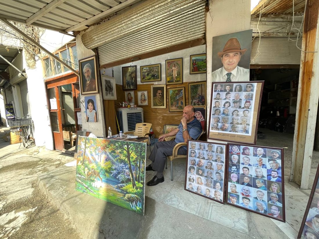 الفنان الذي اكتشفه وفد من ليبيا.. جلسة بين لوحات “صالح” في أصغر أزقة بعقوبة (صور)