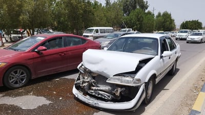 عاملة شاردة الذهن تتسبب بحادث تصادم بين “برنس” و”كيا” أمام نسيج الحلة (صور)