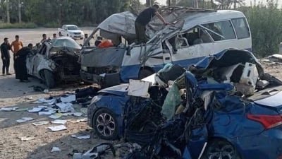 السيارات تهشمت بالكامل.. مصرع ضابط ومنتسب وسيدة إيرانية في حادث العزيزية