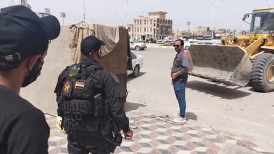3 من أهل البسطيات ينهالون بالضرب على مسؤول كان يحاول رفع التجاوزات في الناصرية