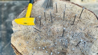 بە سێ چەکوش بزمارێک داکوتە و نان بە بەلاش بخۆ