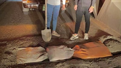 دوو گه‌نجی خۆبه‌خش چاڵێكی پرده‌كه‌ى ته‌قته‌ق پڕده‌كه‌نه‌وه‌