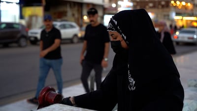 مشاوي “أم تيم”.. سيدة بين زحام كورنيش الكوت باللحم العراقي الطازج (فيديو)