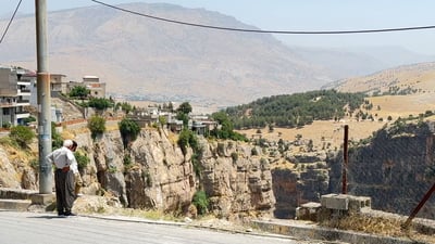 هیچ بەربەستێک لەو شوێنەی خەرەند نییە کە ئۆتۆمبێلەکەی لێ کەوتەخوارەوە