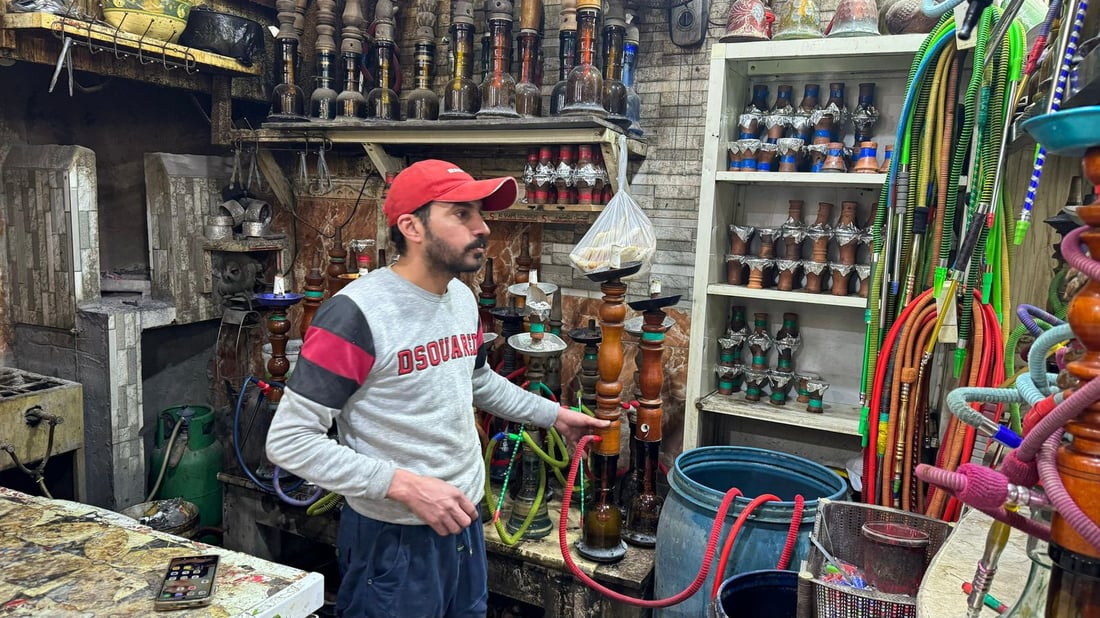 “عيطة” أشهر أسطة أراكيل في الزبير.. زبائنه تكفلوا بزواجه وأدمنوا خلطته! (صور)