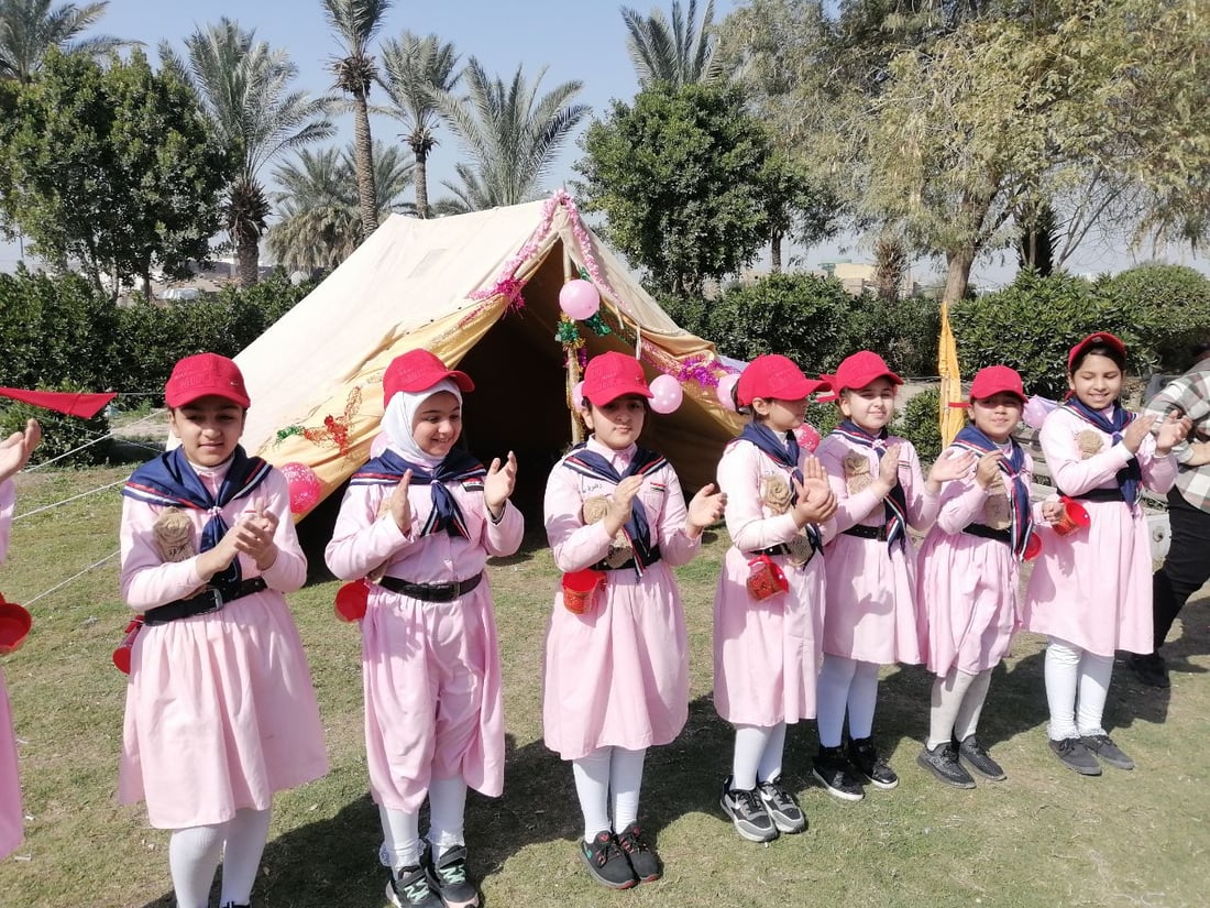 صور: صغيرات بابل يحتفلن تحت شمس الجنائن مع اللوحات والموسيقى