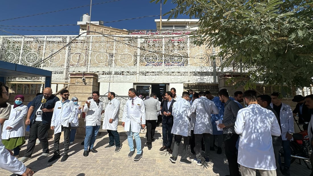 “إضراب يزلزل عروشكم”.. شعارات المحتجين أمام المركز التخصصي لطب الأسنان في النجف