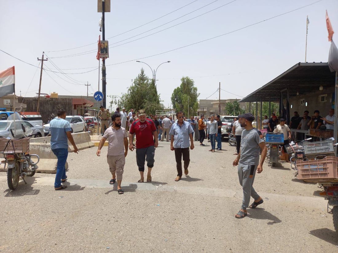 صور: أهالي زين العابدين يغلقون الطريق احتجاجاً على رمي النفايات قرب مقام الإمام