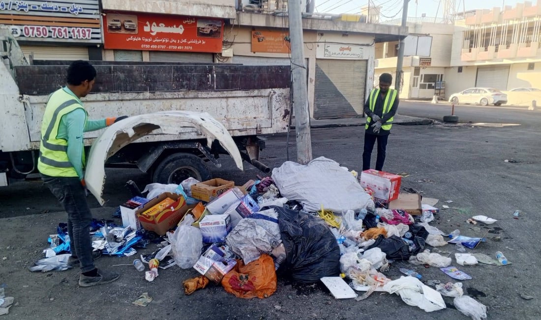 ژینگەپارێزان پاكی دەكەنەوە و كاسبكار و هاوڵاتیانیش پیسی دەكەنەوە