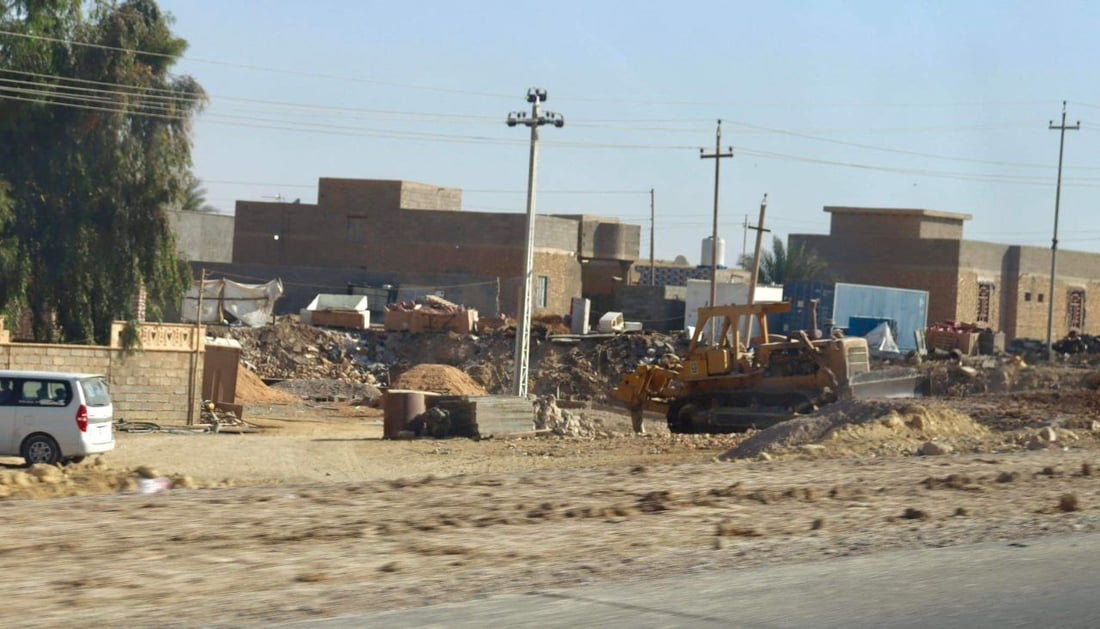 صور: وصلت الآليات وبدأ العمل.. “طريق الموت” بين هيت وحديثة يعود للحياة