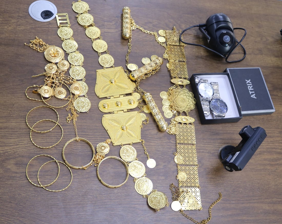 چەند پارچە ئاڵتونێک و کامێرای چاودێری ماڵێكی لەکۆڵنا؛ قۆڵبەست کرا