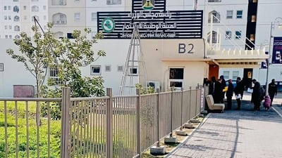 تنبيه صارم لوقف “التخريب”.. غسل وتصليح سيارات في مداخل شقق بسماية! (صور)