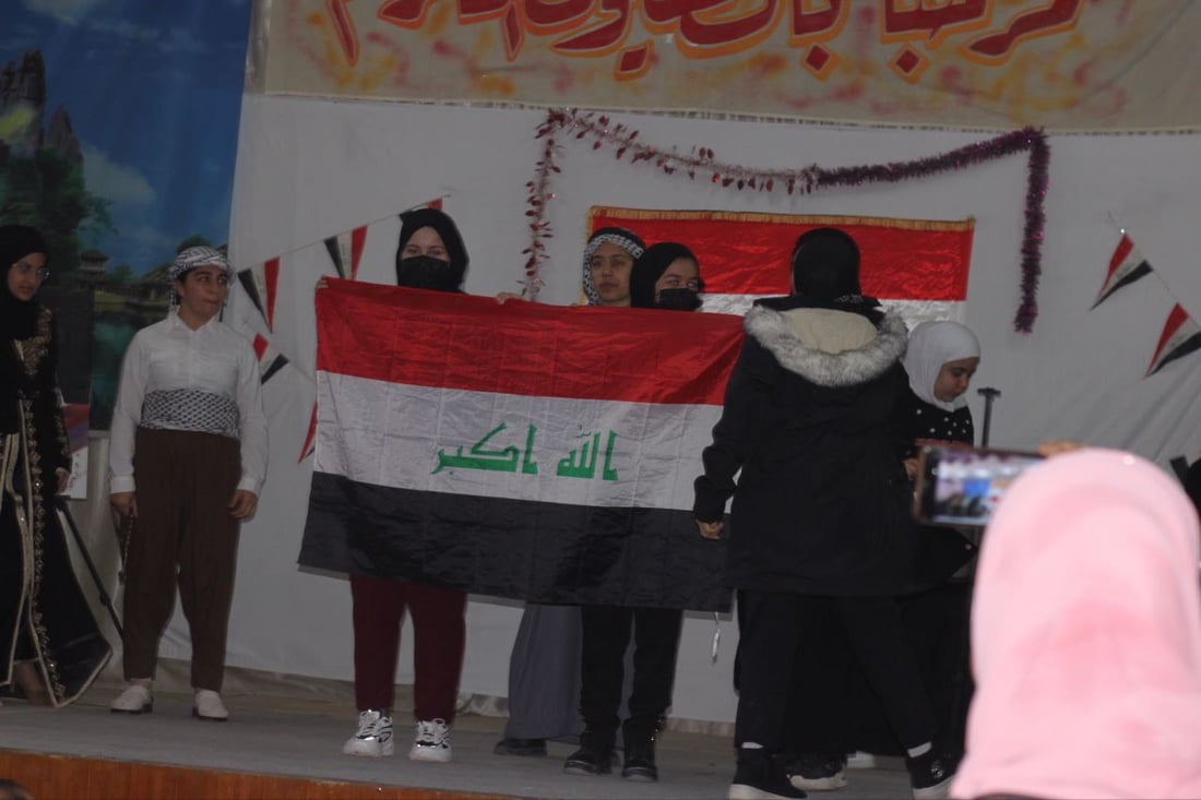 صور: الصغيرات الجميلات في بلدروز يجربن مشاهدة اللوحات والتفرج على المسرح