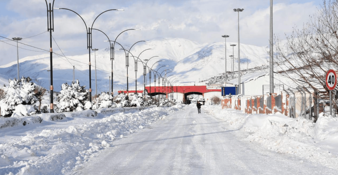 هاتوچۆی گەشتیاری لەودیوی دەروازەی حاجی ئۆمەرانیش وەستا