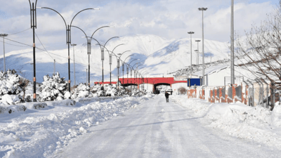 هاتوچۆی گەشتیاری لەودیوی دەروازەی حاجی ئۆمەرانیش وەستا