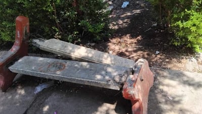 ژمارەیەک کورسى چیمەنتۆیى لەناو باخچەیەکى سەیدسادق شکێنران