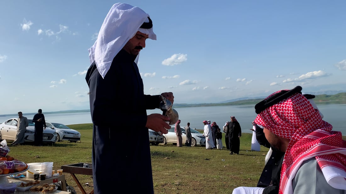 شمّر كلها تطبخ والنار فوق براميل اللحم لطهي الكبسة في ربيع طويل