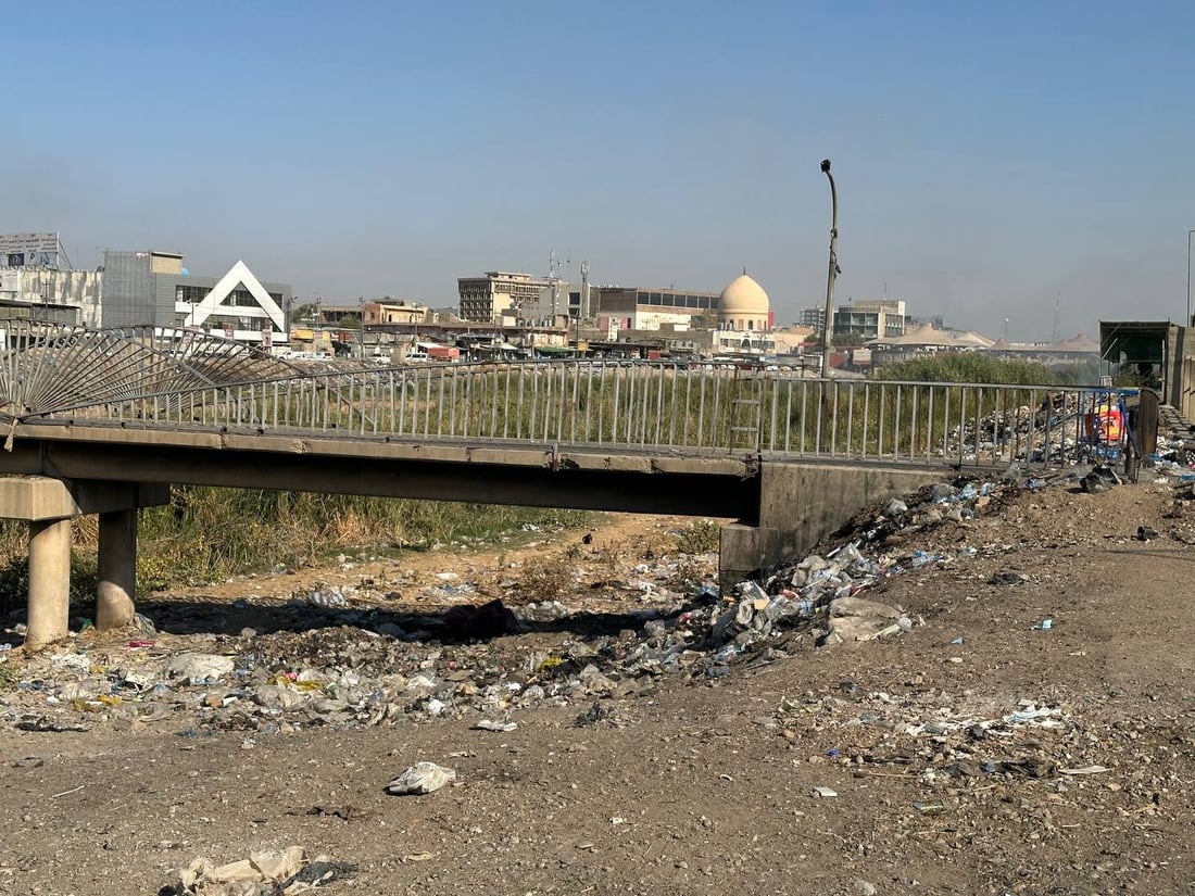 هناك خطة لكن الشرطة لن تتدخل.. نهر قلعة كركوك غص بالقمامة وصار “كراج” (صور)