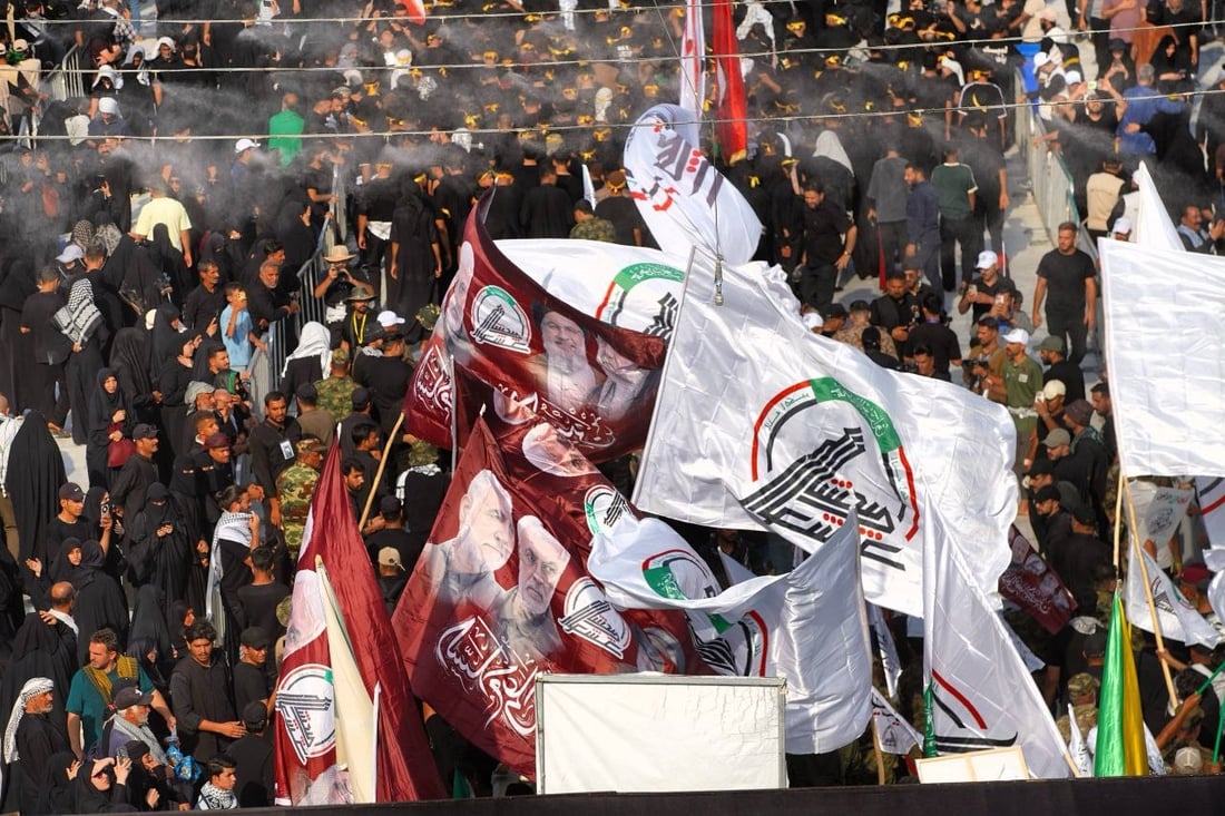 الحشد يرفع بوستر عملاق بين الحرمين: مثلي لا يبايع مثله (فيديو)
