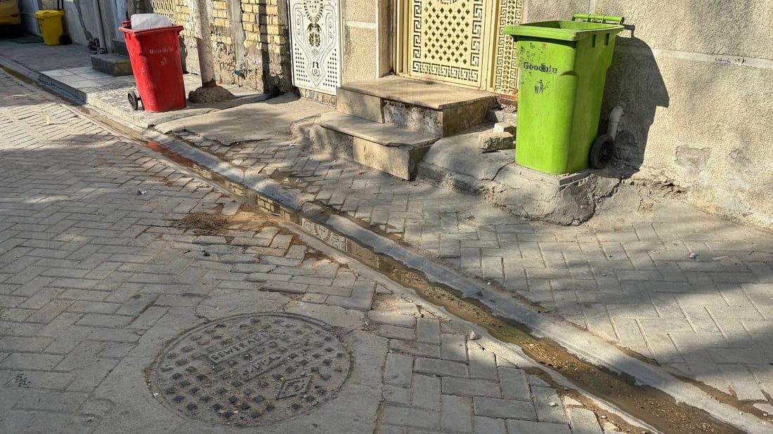 شيوخ أخيار يسهلون المهمة.. الكيبل الضوئي يسير بصعوبة في مدينة الصدر (صور)