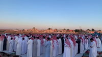 فيديو: ربيعة تصلي العيد خارج حرم المسجد.. والشيخ نحيطر د...