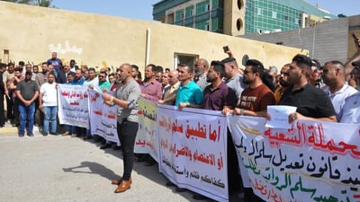 التصعيد قد يصل إلى الإضراب.. تظاهرة لإداريي تربية واسط تطالب بسلم رواتب عادل