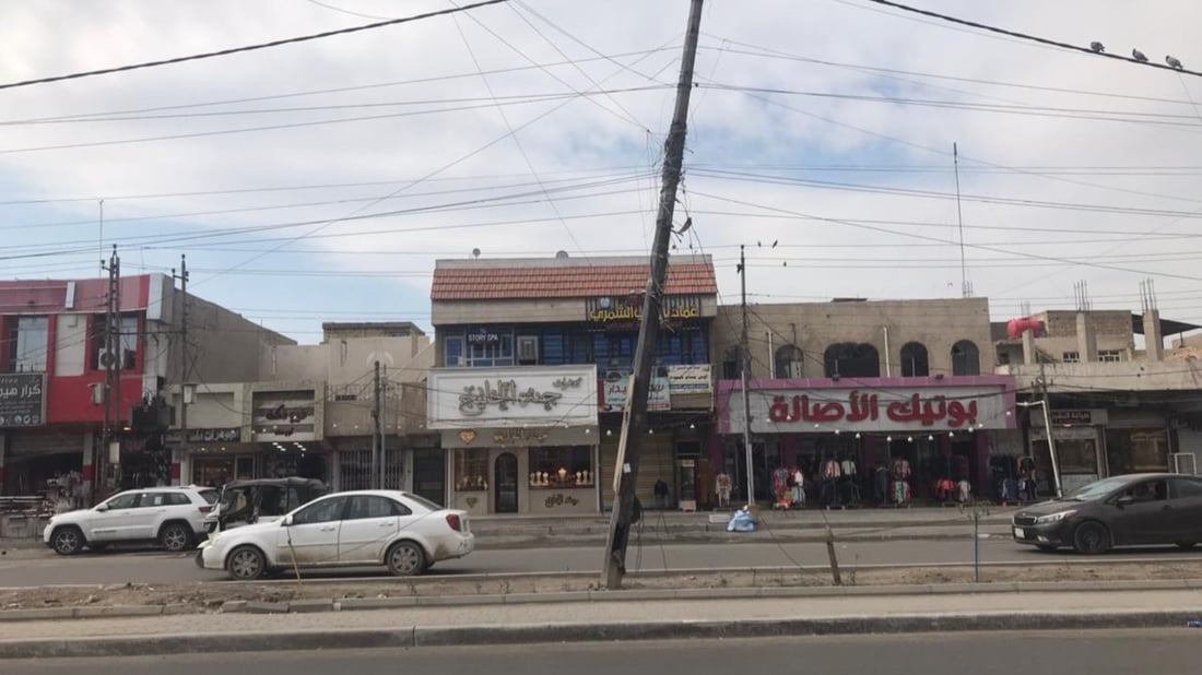 صور: أعمدة كهرباء مائلة وأسلاك متدلية تقلق حي الجهاد.. الدائرة تعد بالتحرك