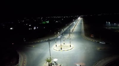 بجهود محلية.. زمار تشغل إنارة مدخلها الرئيسي وتربط الطرق الحيوية بالضوء