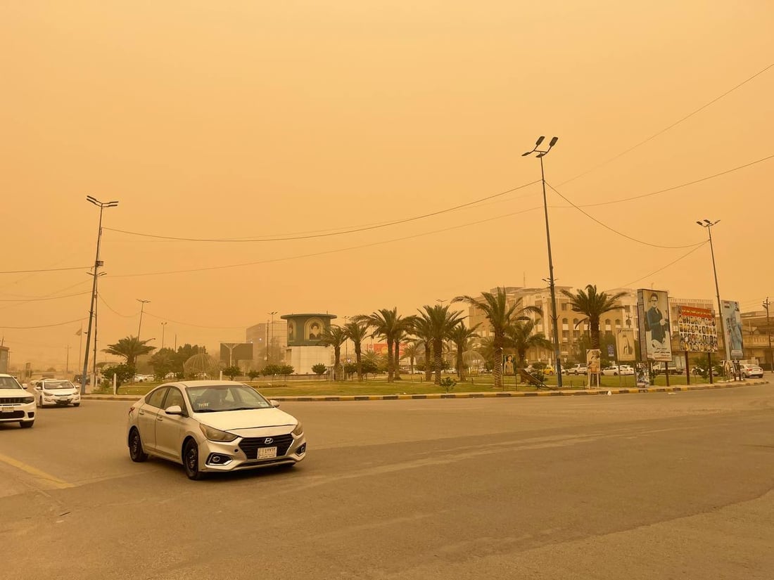 صور: عاصفة ترابية تحول سماء النجف إلى اللون الأحمر