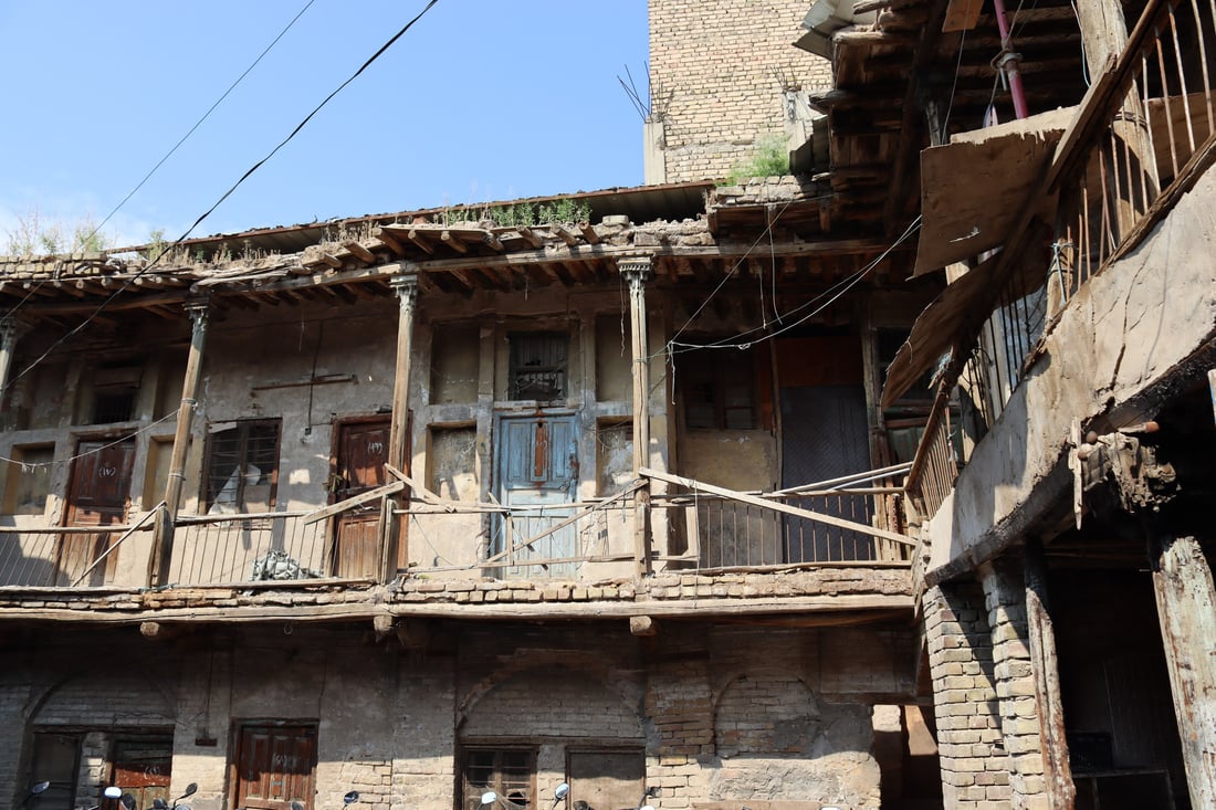 فيديو من “خان المدامغة” في الكاظمية: آخر شاهد على العهد العثماني تحوّل إلى “گراج”