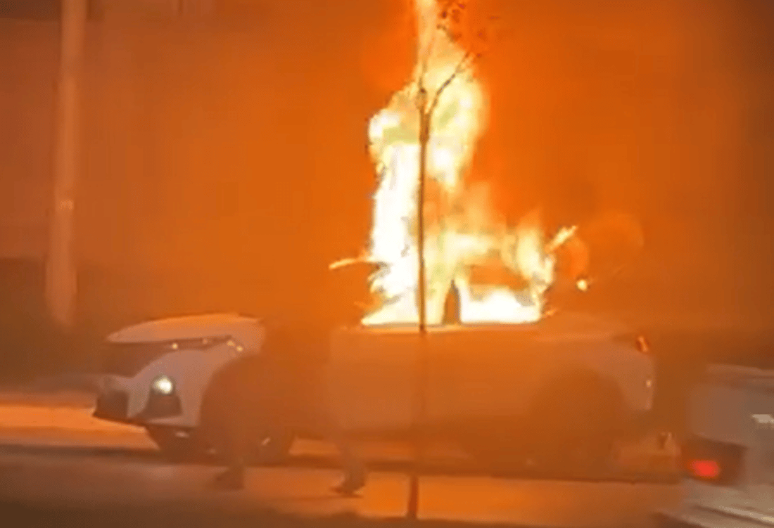 لە زاخۆ ئۆتۆمبێلێک گڕیگرت و سووتا