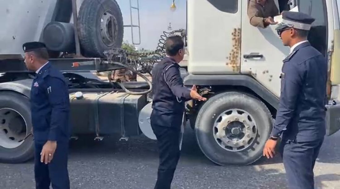 قائمقام يقود حملة على “تريلات ميناء الفاو”: ممنوع مروركم من الزبير (صور)