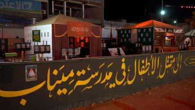 القنصل الإيراني يبكي في خور الزبير.. موكب عراقي ذكره بتلاميذ ميناب المقصوفين