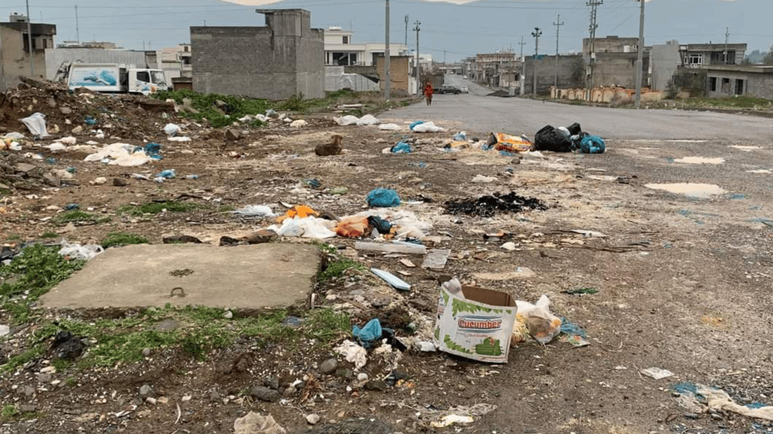 فەرمانبەرانی ئاوی قەڵادزی زبڵ و خاشاکی ناوچەیەک پاکدەکەنەوە