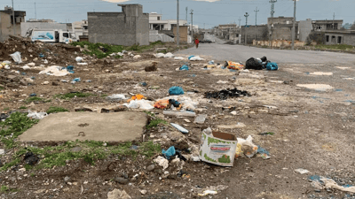 فەرمانبەرانی ئاوی قەڵادزی زبڵ و خاشاکی ناوچەیەک پاکدەکەنەوە