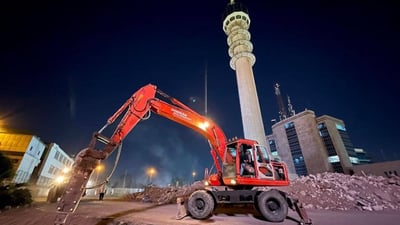 صور: أعمال الصيانة تصل إلى برج بغداد للمرة الأولى منذ 2003