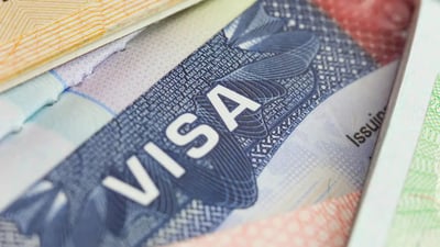 السفارة الأمريكية توقف فيزا العراقيين