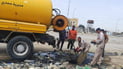 صور: حملة موسعة لتسليك مجاري خور الزبير.. أخيراً الأطفال سيعودون للعب