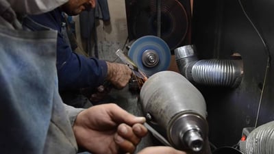 لە قەسابخانەکان شاخی مەڕ دەهێنن و چەقۆی لێ دروست دەکەن