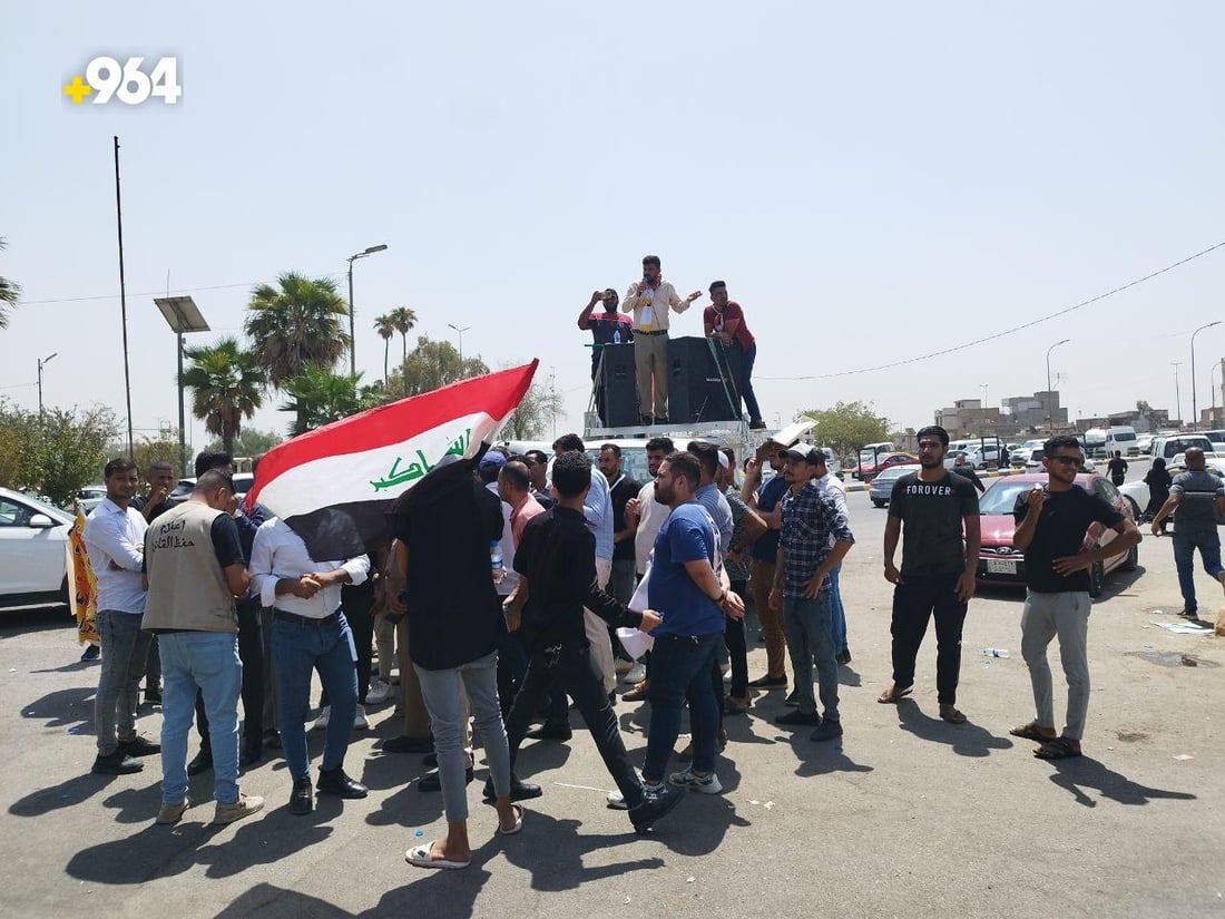 صور من الحلة: موظفو “الأمن الغذائي” أحاطوا بمبنى المحافظة وهتفوا بغضب