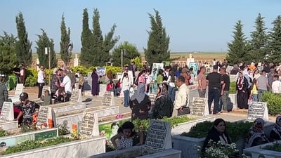 جەژنی رۆژئاوا و سەردانی گۆڕی ئازیزانیان