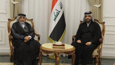 قيس الخزعلي وعادل عبد المهدي بالزي العربي.. نقاش في السياسة والاقتصاد والأمن