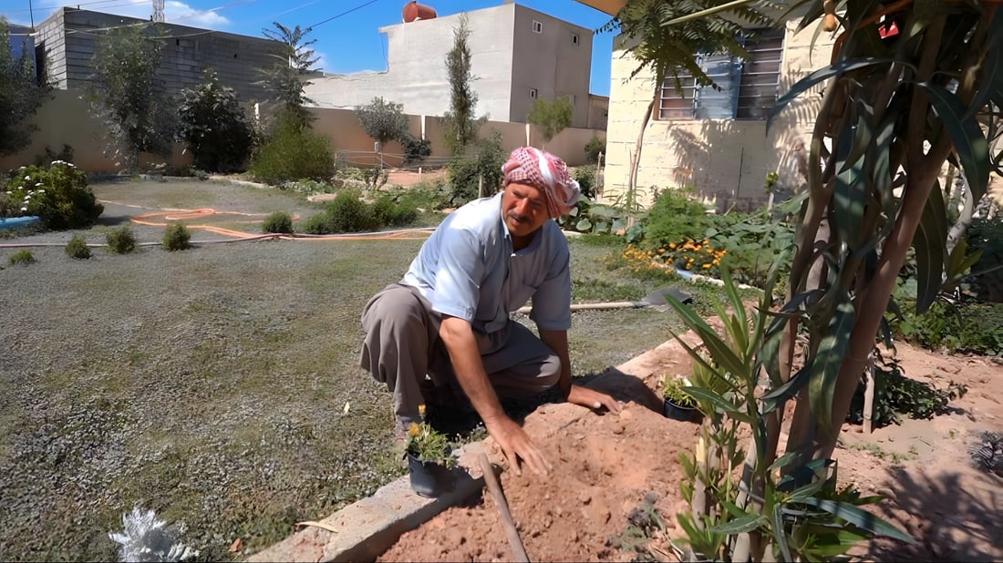 هذا “حدقجي” أم فنان؟.. صور مع الحارس المخلص من حديقة مدرسة اليرموك