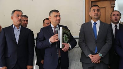 صور: قاضي النزاهة يرفع القرآن الكريم “بوجه القوم الفاسدين”